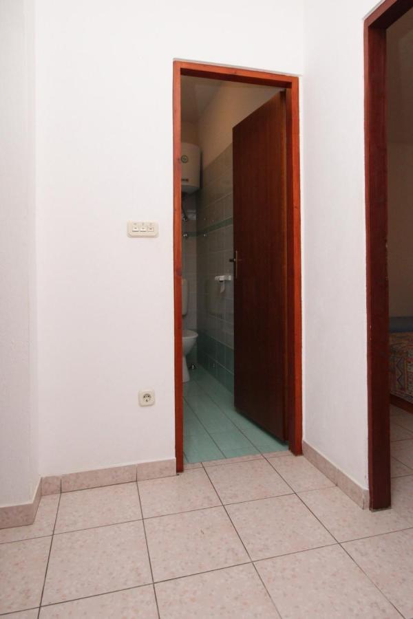 Apartments By The Sea Mandre, Pag - 6284 콜란 외부 사진