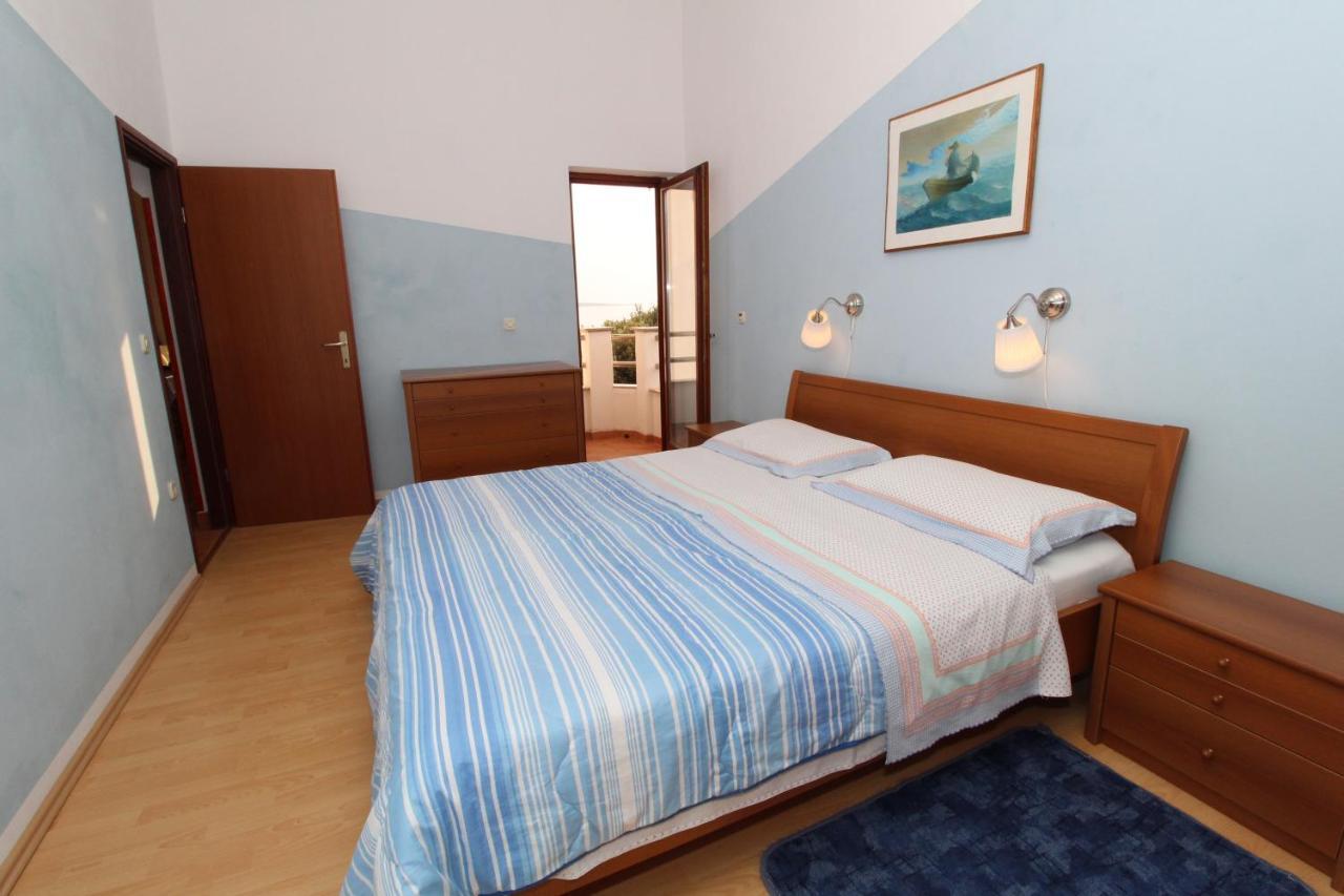 Apartments By The Sea Mandre, Pag - 6284 콜란 외부 사진