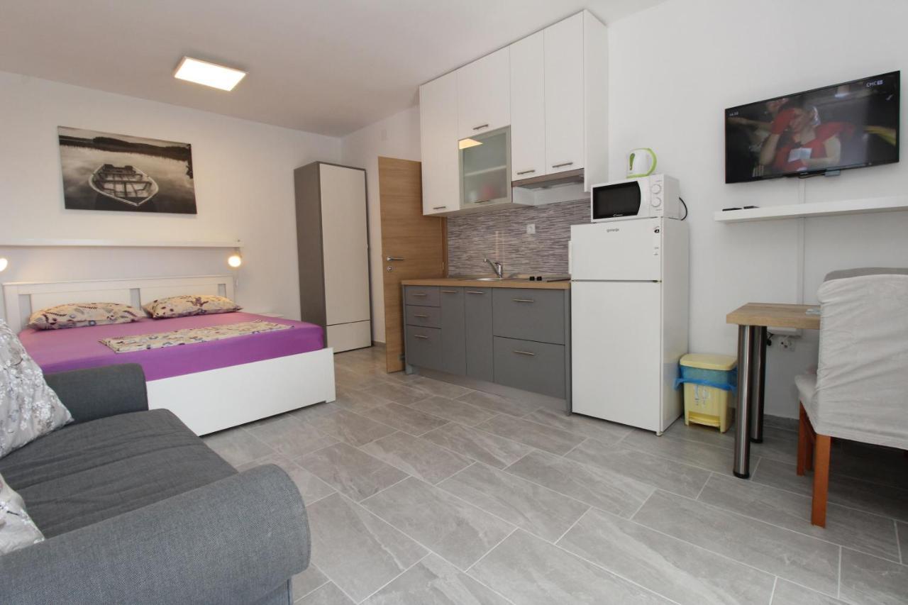 Apartments By The Sea Mandre, Pag - 6284 콜란 외부 사진