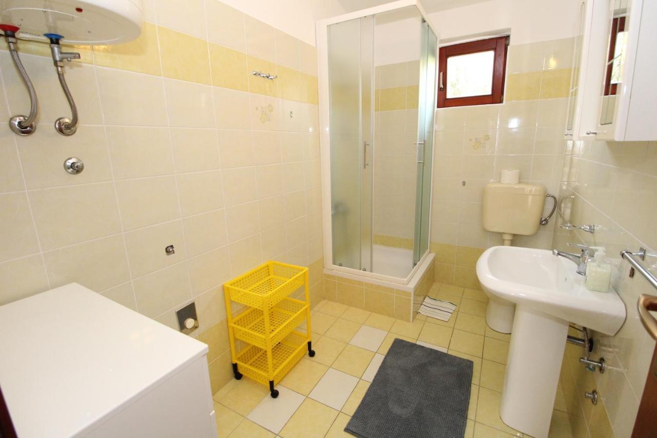 Apartments By The Sea Mandre, Pag - 6284 콜란 외부 사진
