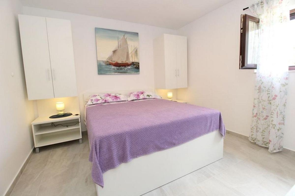 Apartments By The Sea Mandre, Pag - 6284 콜란 외부 사진