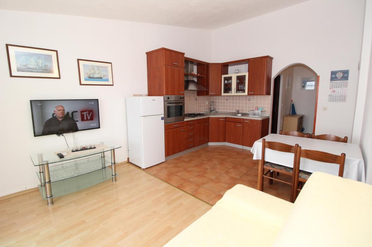 Apartments By The Sea Mandre, Pag - 6284 콜란 외부 사진