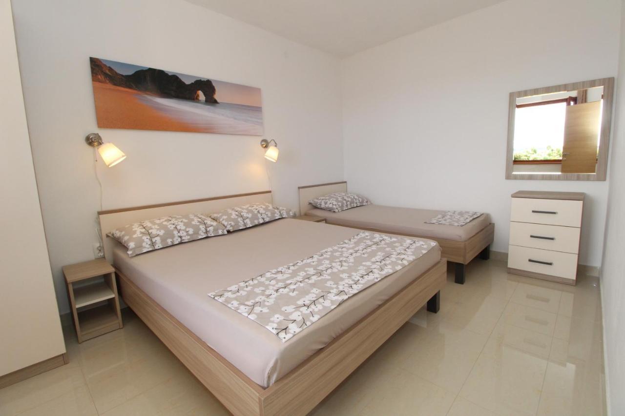 Apartments By The Sea Mandre, Pag - 6284 콜란 외부 사진